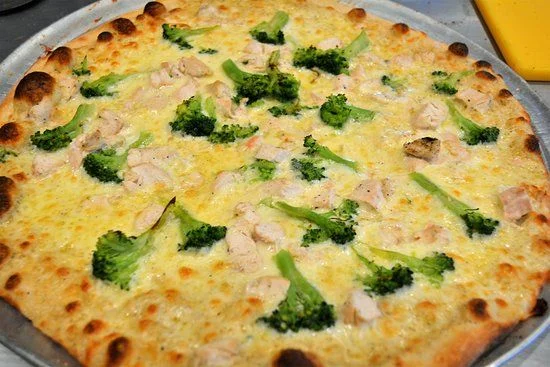 Chicken Alfredo pizza with broccoli